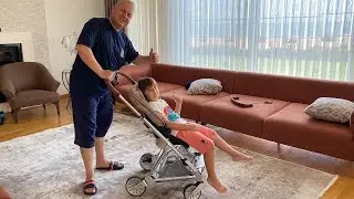 Fatih Selim bebek arabasını kardeşine hediye etti.Ama ilk denemeyi abisi yaptı.Arabaya bindi sürdük