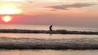 Surfeur au coucher de soleil 