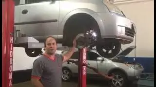 Olha por onde está vazando água, no motor da Meriva