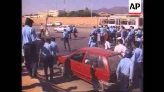 Pakistan - Protestors clash with police