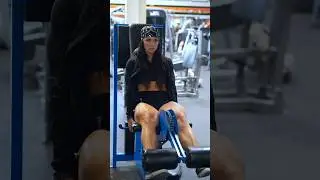 Growing QUADS Golds Gym Venice 🫡💪🏻 #bodybuilding #shortsvideo #legday