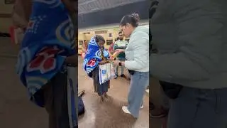 Helping poor people 🥺#humanity #humanityfirst #helping #poor #trendingreel #shorts #help #maa