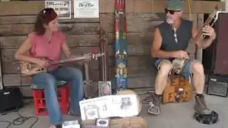 Eb n Flo playing at Lightning Ridge Easter Festival 2011