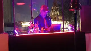 Jan le Roche tocando en vivo en Pedro y el le&oacute;n