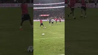 Mikel Arteta teaching Viktor Gy&ouml;keres in Arsenal training 🧠