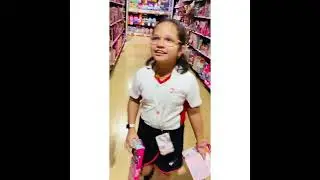 Un minuto Comprando juguetes que tengan mi inicial 