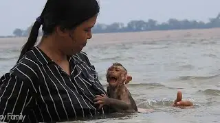 Ploy Crying Loudly On Mom Chest And Afraid Water Tide