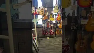 Guitar Heaven : Second Hand Store Hard Off - Tokyo