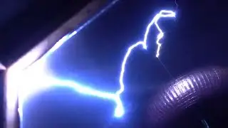 SINGING TESLA COIL - ACDC Thunderstruck & Van Halen's Eruption