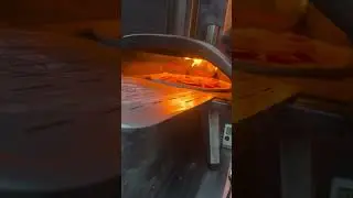 Pre heat ready - start loading the pizza - voorverwarmen klaar beginnen met bakken van pizza