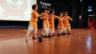 Aao hum sab haath badhaye