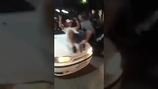 Spiro il matto di Barletta da spettacolo tra le macchine