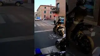 SCAPPIAMO DALLA POLIZIA IN MOTO