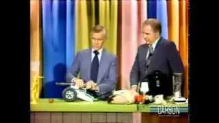 Джонни Карсон стреляет из игрушечной пушки в обзоре рождественских игрушек, 12-9-1976
