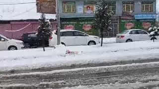 Heavy traffic flow at gulmarg highway. #kashmir #srinagar #gulmarg #tourism 