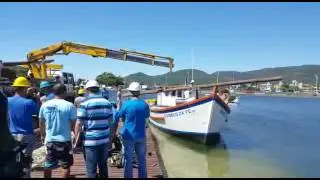 Opera&ccedil;&atilde;o com barcos na Costa da Lagoa - Floripa