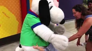 Carowinds Snoopy & Linus character greeting at Planet Snoopy