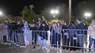تجمع العشرات من السياح خلال صلاة التراويح أمام مسجد الكتبية مراكش المغرب/ القارئ وديع شاكر