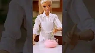 Barbie baking strawberry cake