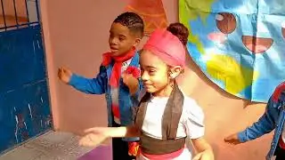 Small World (1&deg; ano)