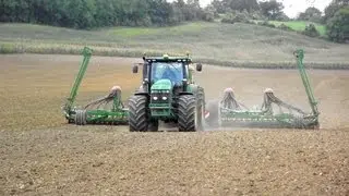 ETA BALLIGAND avec un AMAZONE Citan 12000 et un JOHN DEERE 8345R au semi de bl&eacute; en 2012