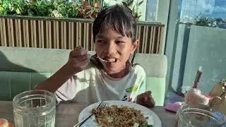 Makan di solaria trus beli blindbox