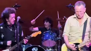 Bruce Springsteen and Willie Nile- One Guitar