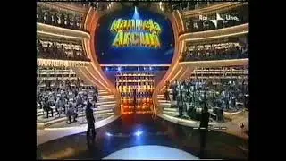 Pippo Baudo apre la seconda serata di Sanremo 2002 con Manuela Arcuri e Vittoria Belvedere