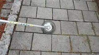 Mit der Motorsense + Unkrautb&uuml;rste Moos und Unkraut ohne Chemie super leicht entfernen.