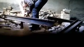Ломаю железнодорожный рельс. Breaking railway rails.