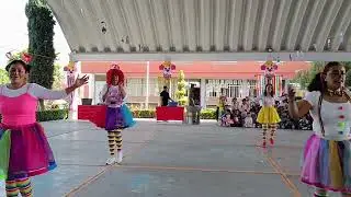 Día del niño en la escuela, baile de maestros.