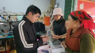 To make it easier to stay in touch, Hong's mother gave her a new phone.