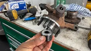 Aprenda a colocar o prisioneiro do cubo de rodas fácil fácil com a ferramenta correta