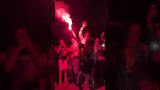 Ce jeune supporter f&ecirc;te la victoire du PSG avec des fumig&egrave;nes