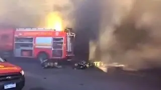 Взрыв газа сбил с ног пожарных.