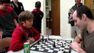 Kleiner Junge schl&auml;gt Schachmeister
