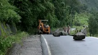 Landslides, blocked roads hamper Indian flood rescue effort | REUTERS