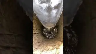 Maquinaria sacando agua sucias para hacer pozo