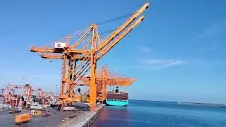 Container ship loading and unloading || Container ship में लोडिंग अनलोडिंग कैसे होती है 