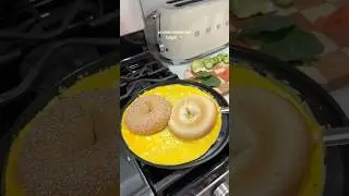 protein breakfast bagel 🥯 #bagel #sandwich  #breakfast #eggs #eggrecipe #asmrcooking #shorts