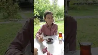 Прикольные детки.  Пьем чай #funny #kids #children #kidsvideo #travel