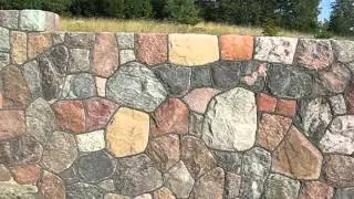 Mur z kamienia polnego