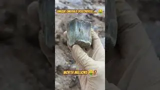 Unique Emerald discovery 😍 Worth millions 🤑? #shortsfeed #findercrystal #emeraldcollector #discovery