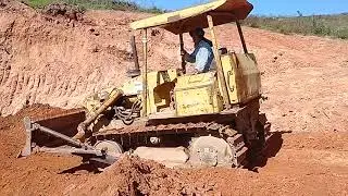Trator Caterpillar de esteira  d4e rebaixando morro operador João Parána 👍