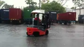 Toyota new model 8FBN25  battery forklift operate under the rain