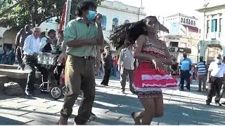 #PELUCHE Y LA SANTANECA BAILANDO EL 31 DE DICIEMBRE DE 2021