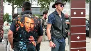 Johnny HALLYDAY: Les fans et leurs vestes de motards &eacute;taient &agrave; l'inauguration de la statue &agrave; Bercy