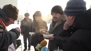 Горячим обедом накормили бездомных на привокзальной площади Новосибирска // 19.01.26
