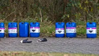 Blauwe vaten gevonden bij carpool langs A32