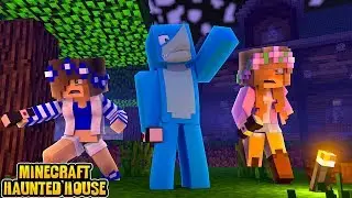 THE HAUNTED HOUSE ON THE HILL !!! Minecraft w/ Little Kelly, Little Carly and Sharky